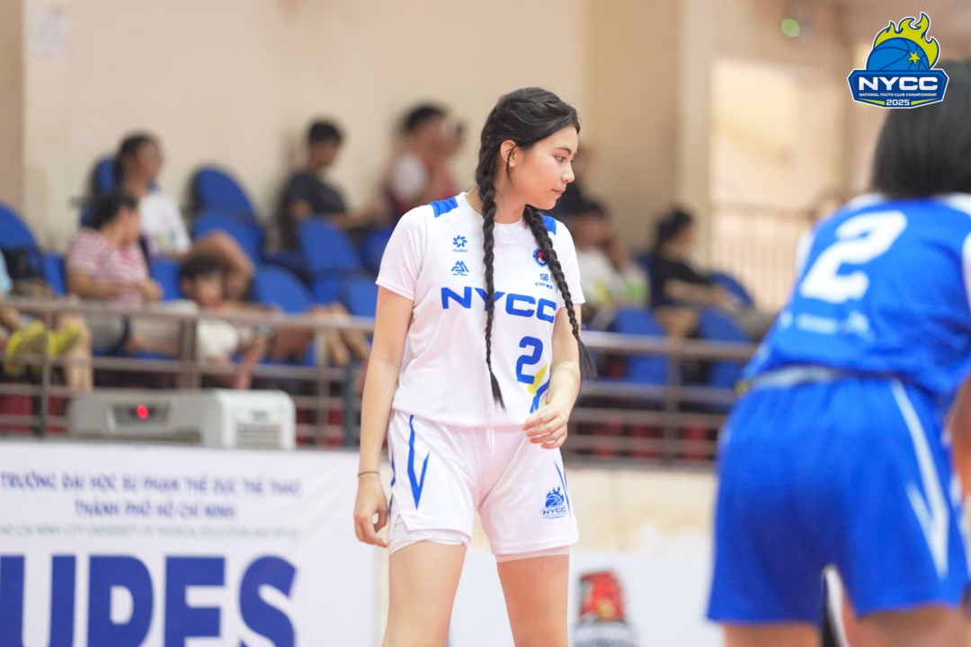 Hạt Dẻ MC Quyền Linh lộ diện ngày càng sắc nét, khoe vẻ đẹp tự nhiên Ái nữ nhà MC Quyền Linh chiếm spotlight trên sân bóng rổ: Nhan sắc “cam thường” có đỉnh như ảnh tự đăng?- Ảnh 3.
