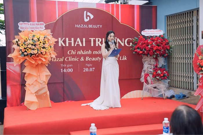 Hazal Beauty chính thức khai trương Chi nhánh tại Đắk Lắk Bà Linda Trương Chủ tịch HĐQT Hazal Beauty phát biểu tại buổi lễ.