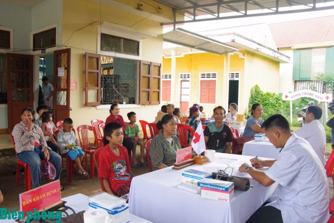 Cán bộ Quân y BĐBP khám, cấp phát thuốc miễn phí cho nhân dân xã Lìa, tỉnh Quảng Trị. Ảnh: Mạnh Hùng