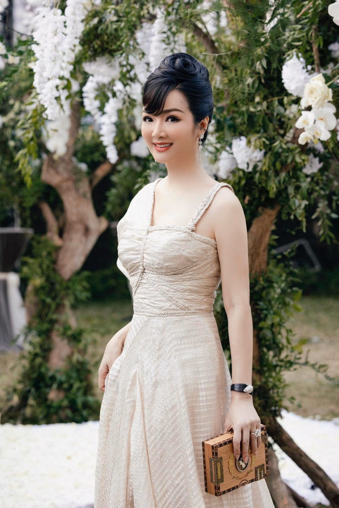 Hoa hậu Giáng My: 30 năm vẫn ‘đỉnh của chóp’ với nhan sắc và phong cách thời trang Hoa hậu độc nhất vô nhị của Việt Nam: U55 trẻ măng như nữ sinh nhờ chăm ăn mặc amp;#34;cưa sừng làm nghéamp;#34; - 7