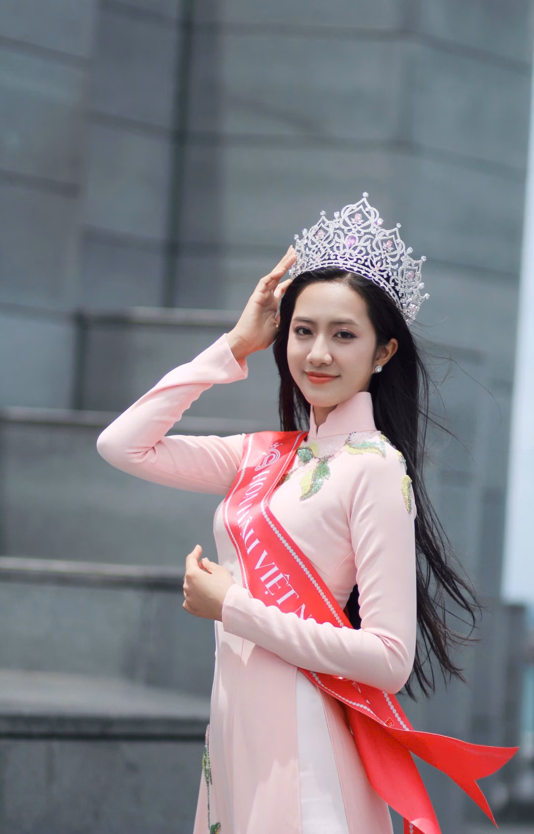 Hoa hậu Hà Trúc Linh khoe dáng bên Đà Nẵng với áo dài qua hai địa điểm Ghành Đá Đĩa và tháp Nghinh Phong.