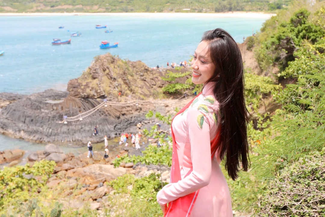 Hoa hậu Hà Trúc Linh khoe dáng bên Đà Nẵng với áo dài qua hai địa điểm Ghành Đá Đĩa và tháp Nghinh Phong.