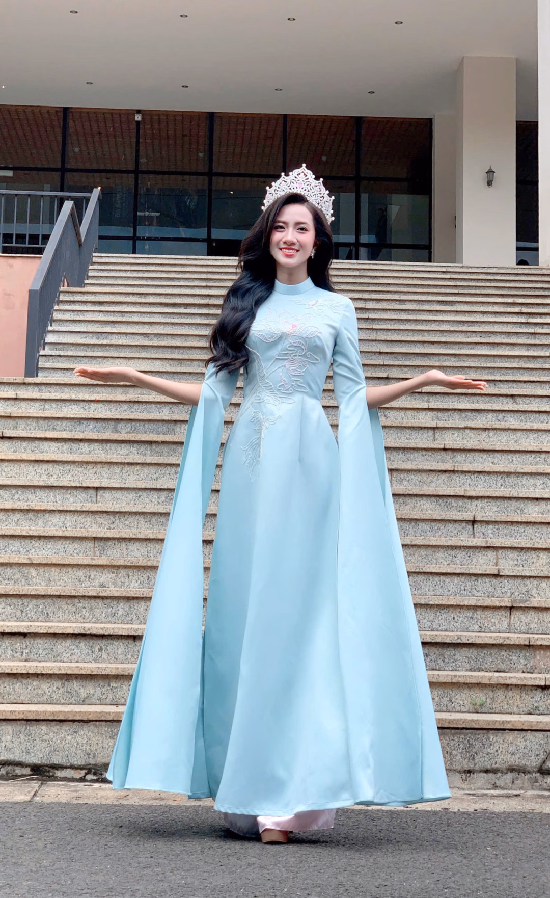 Tại sự kiện, sinh viên Đại học Tây Nguyên có câu hỏi dành cho Hoa hậu Hà Trúc Linh và mong nhận được từ cô lời khuyên dành cho các bạn trẻ trong việc phát triển và hoàn thiện bản thân. “Nếu mọi người cảm thấy tự ti và cho rằng mình làm không được thì hãy mau chóng gạt bỏ suy nghĩ đó. Các bạn hãy mạnh dạn thử sức bản thân ở một lĩnh vực mới, cơ hội mới để có thể học hỏi nhiều hơn. Đừng sợ, cứ đi đi”, cô chia sẻ.