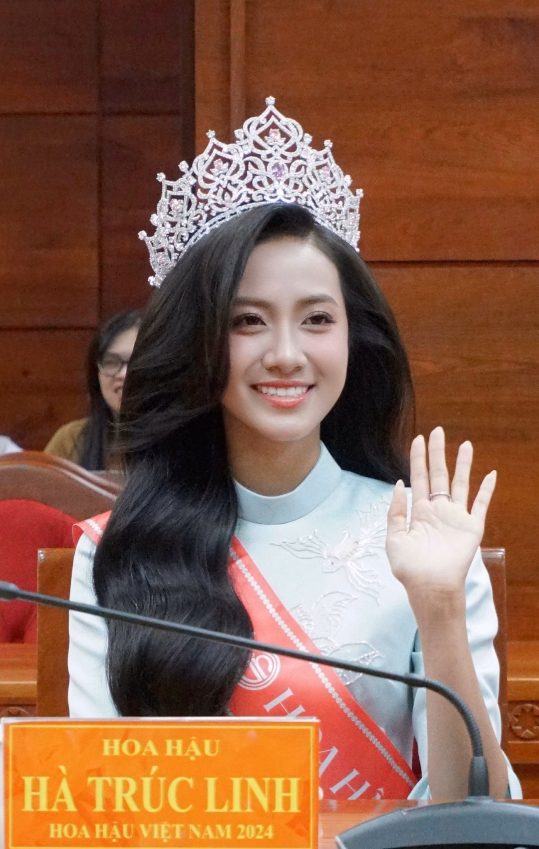 Trúc Linh nói cô cũng từng tự ti, không dám bước ra khỏi vùng an toàn. “Nếu chúng ta không đi, không học hỏi, không trải nghiệm thì không thể biết được những gì phía trước đang chờ đợi chúng ta. Các bạn trẻ cứ mạnh dạn thử sức mình, tự tin, đừng sợ sai vì đôi khi những thiếu sót sẽ giúp các bạn trưởng thành”, cô nói.