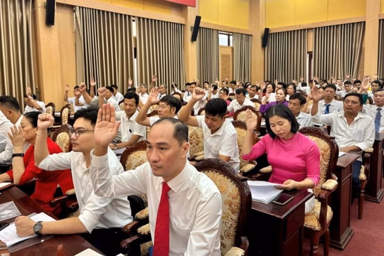 HĐND xã Hoài Đức thông qua 5 nghị quyết, 4 tờ trình
