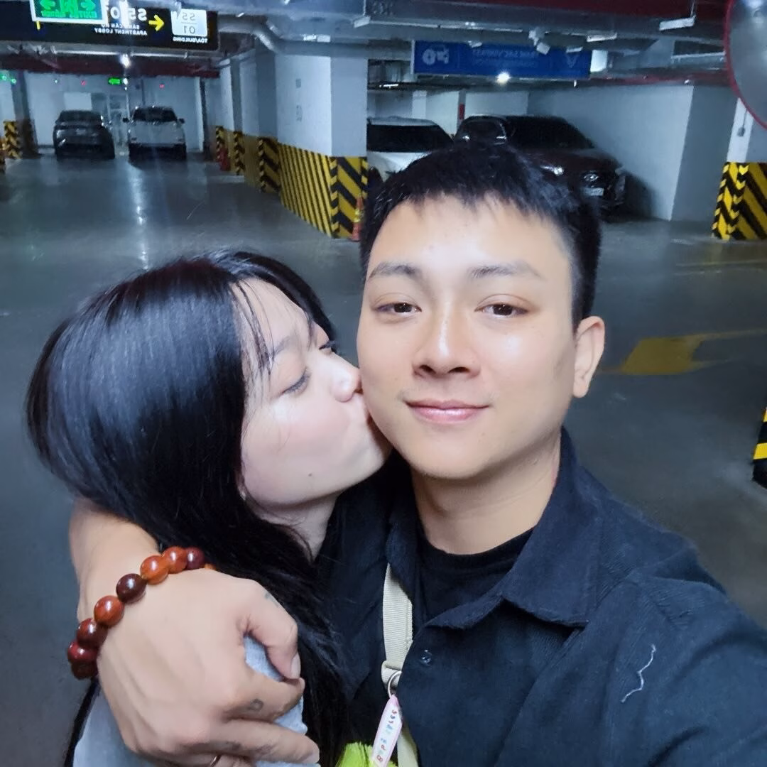 Hoài Lâm thừa nhận bị bạn gái bỏ sau 4 tháng yêu công khai Trên trang cá nhân, Hoài Lâm đã xóa hết video tình tứ với bạn gái.