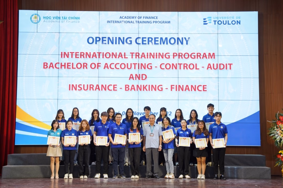 Học viện Tài chính và Đại học Toulon tăng cường hợp tác giáo dục toàn cầu Sinh viên chương trình liên kết đào tạo giữa Học viện Tài chính với ĐH Toulon trong lễ khai giảng khóa học