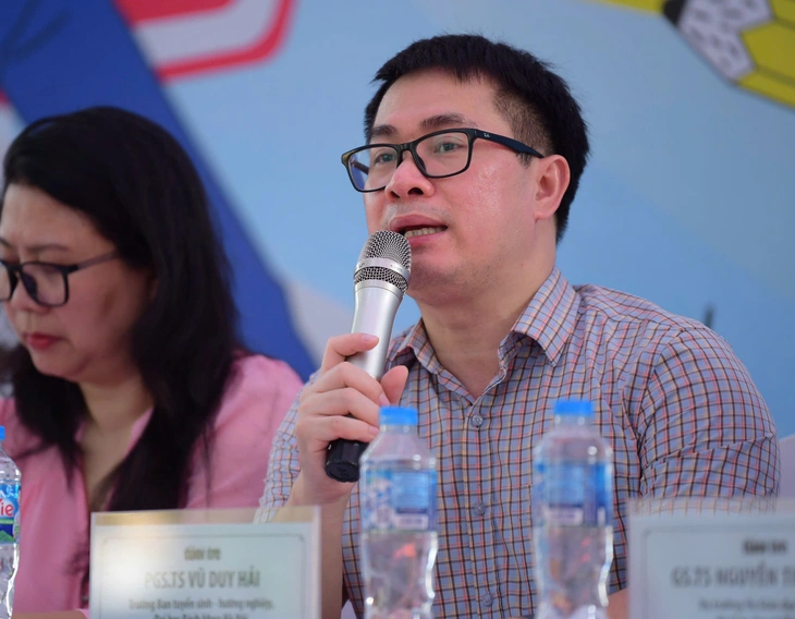 PGS.TS Vũ Duy Hải, Trưởng ban tuyển sinh - hướng nghiệp, Đại học Bách khoa Hà Nội, tư vấn cho thí sinh - Ảnh: NAM TRẦN