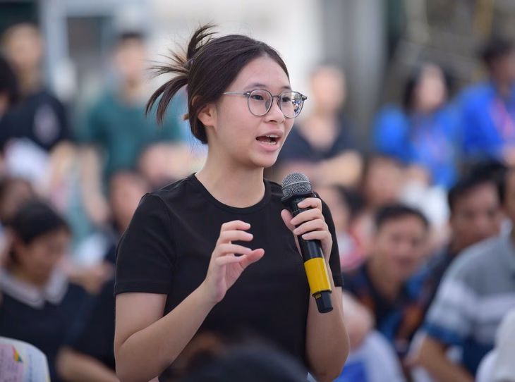 Không chỉ học sinh, nhiều phụ huynh cũng chủ động đặt câu hỏi cho các trường để định hướng cho con - Ảnh: DANH KHANG