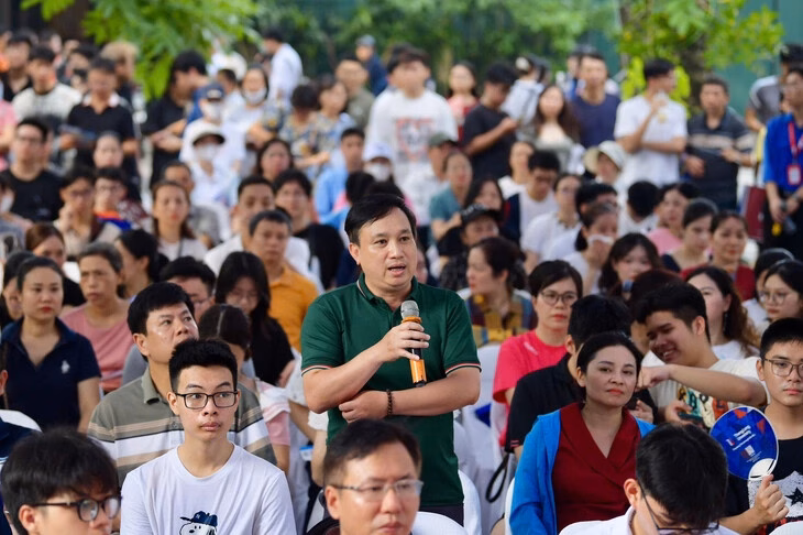 Đội ngũ tư vấn của các trường tư vấn nhiệt tình cho thí sinh, phụ huynh - Ảnh: DANH KHANG