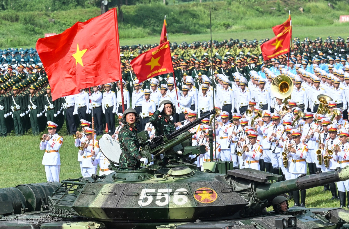Hơn 15.600 quân nhân tổng hợp luyện diễu binh Quốc khánh Trong chiến dịch Hồ Chí Minh, bộ đội tăng thiết giáp dẫn đầu 5 cánh quân trên 5 hướng tiến công. Hình ảnh xe tăng mang số hiệu 843 và 390 húc đổ cổng, cắm cờ giải phóng lên nóc Dinh Độc Lập trưa 30/4/1975 đã trở thành biểu tượng.