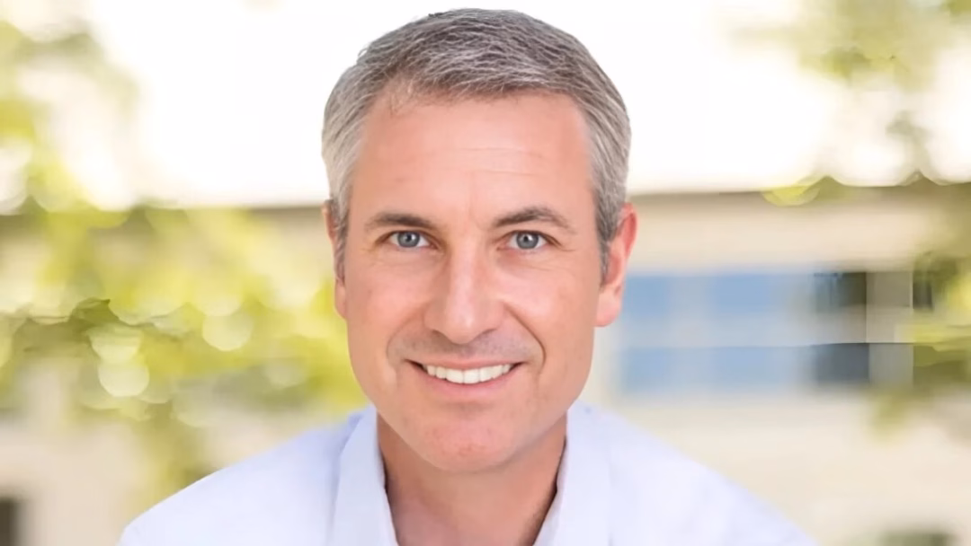 Hôn nhau trên “kiss cam”, CEO và CPO công ty công nghệ vướng bê bối tình cảm