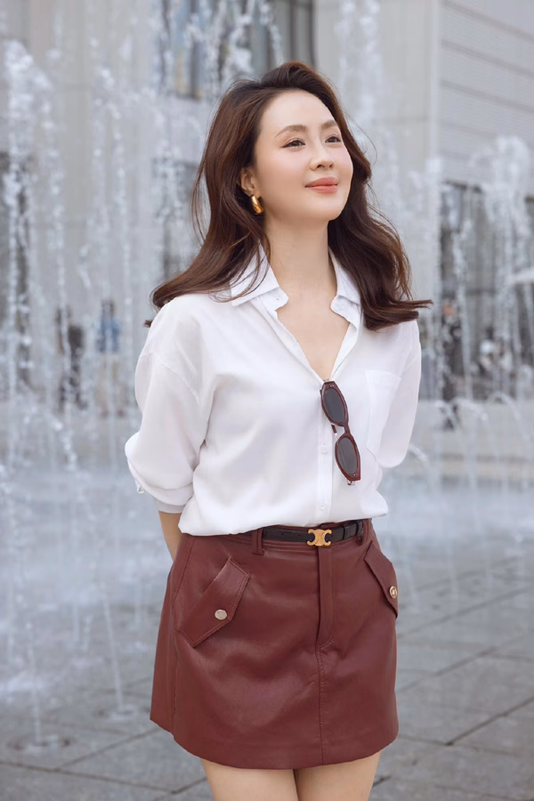 Hồng Diễm 출 hiện comeback với nhan sắc ngày càng đẹp Có đôi lúc chỉ một chiếc chân váy da cùng áo sơ mi trắng nhẹ nhàng nhưng Hồng Diễm vẫn bật sáng và rất khí chất.
