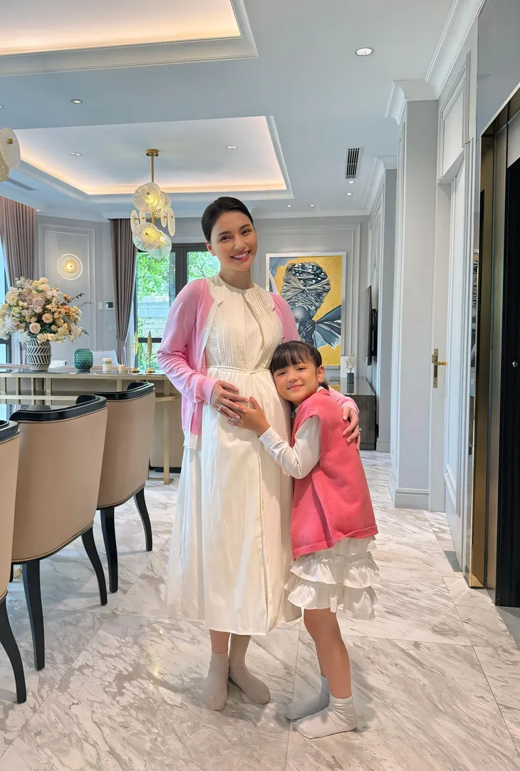 Hồng Diễm tái xuất, Bình An ra mắt vai diễn đặc biệt Diễn viên Bích Thủy và diễn viên nhí An Nhiên trong hậu trường phim Cầu vồng ở phía chân trời.