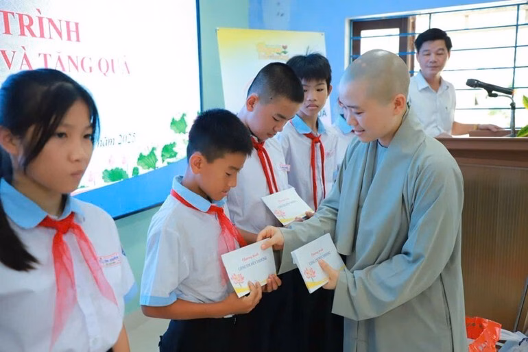 Huế: Trao học bổng và quà cho học sinh nghèo, hộ dân khó khăn Ban Tổ chức tặng 10 suất học bổng cho học sinh