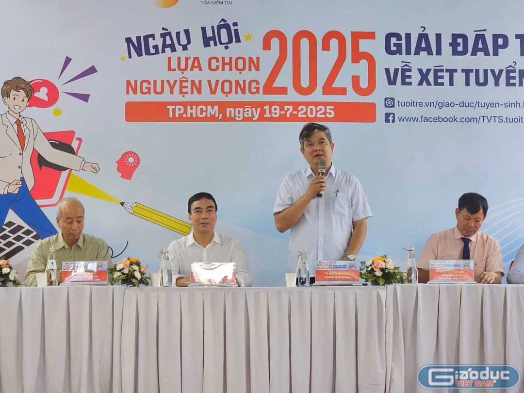 Hướng dẫn đăng ký nguyện vọng đại học để tăng cơ hội trúng tuyển Gian hàng tư vấn tuyển sinh của Trường Đại học Quốc tế Hồng Bàng thu hút phụ huynh, thí sinh đến nghe tư vấn Ảnh: HIU.