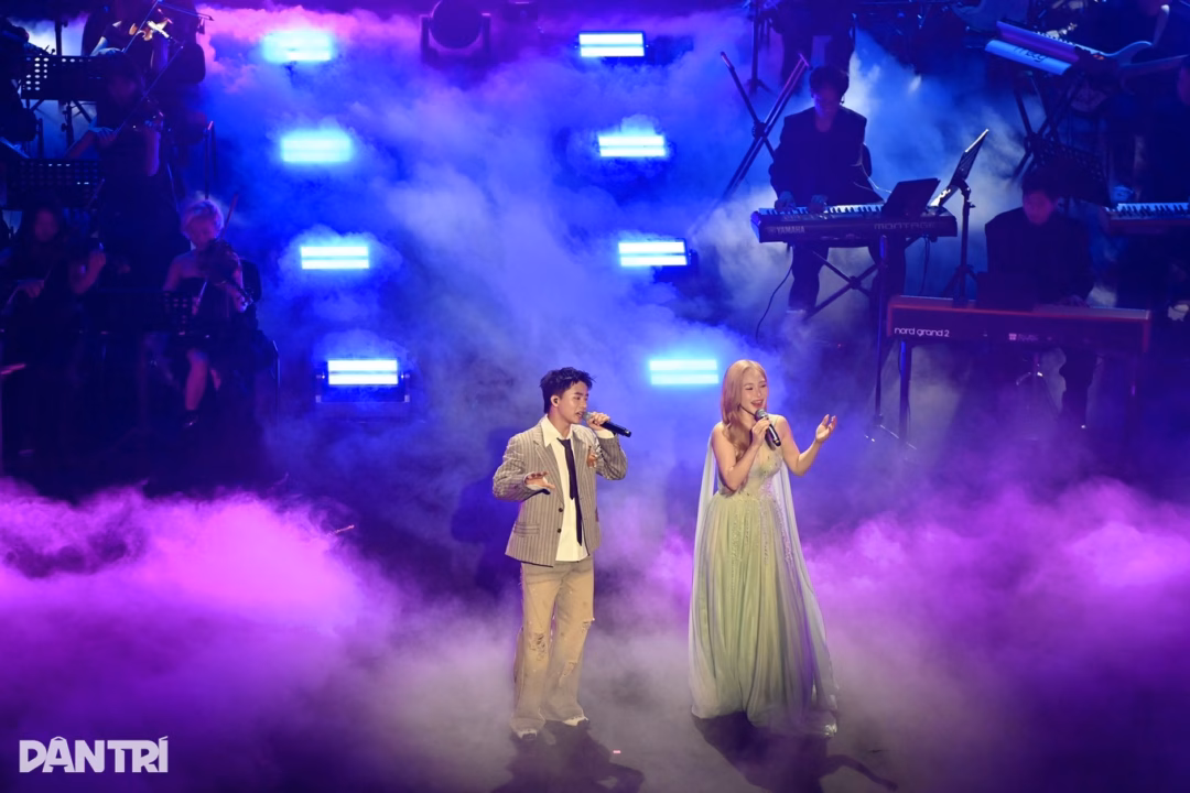 Hương Tràm song ca cùng Bùi Công Nam (Ảnh: Hải Long).