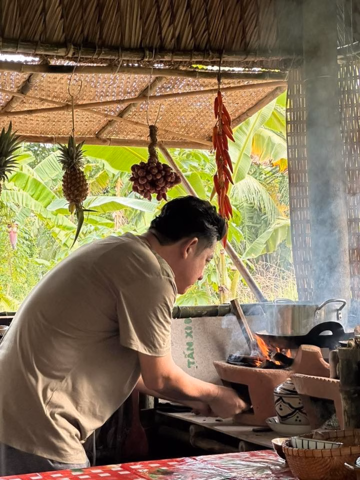 Huỳnh Anh Tuấn U60: Từ diễn viên đến ông hoàng TikTok ẩm thực Hai năm trở lại đây, Huỳnh Anh Tuấn tập trung làm content creator mảng ẩm thực.