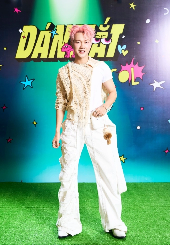 JSol comeback với MV Dán mắt, hé mở dự án mới đầy tham vọng Jsol phối đồ trẻ trung, nhuộm tóc nổi bật tại sự kiện. Ảnh: Việt Nữ