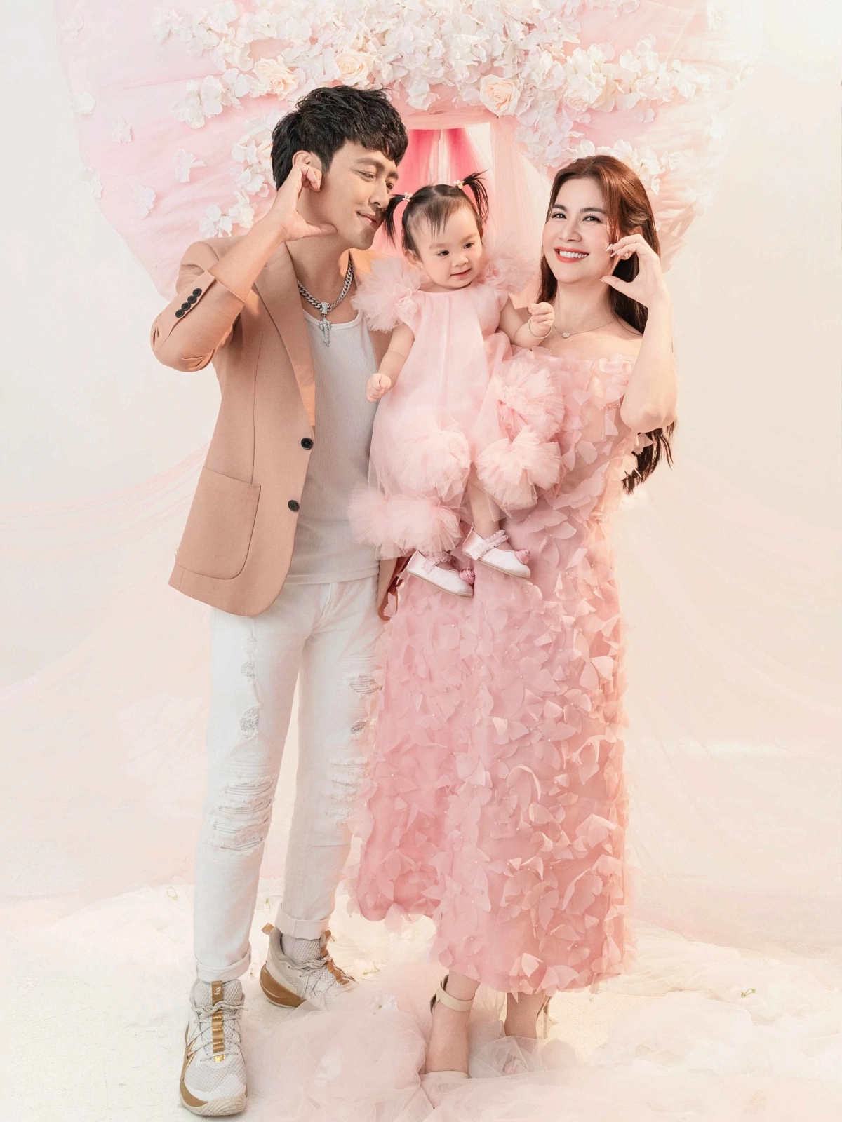 Kha Ly – Thanh Duy: Hạnh phúc bên con và tình yêu nghệ thuật Từ lúc lọt lòng, con gái Kha Ly được nhận xét 'như bản sao của mẹ'.