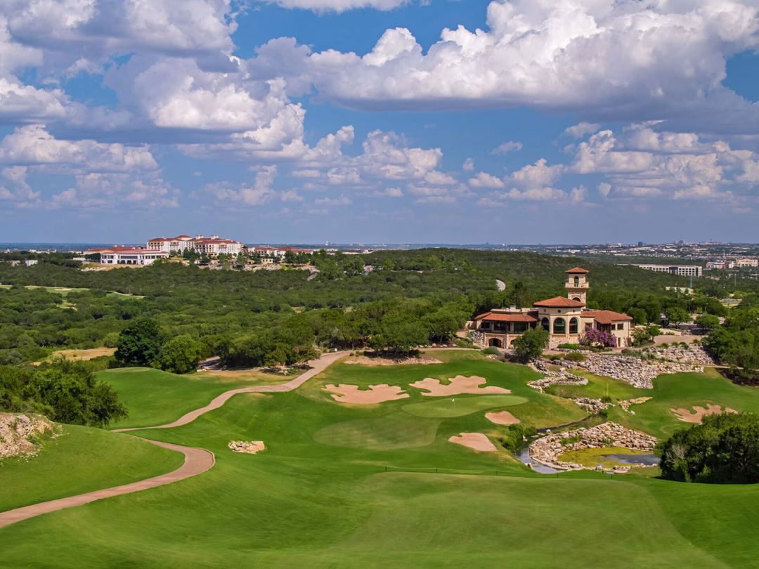 Khách sạn La Cantera tổ chức tiệc bể bơi mùa đông tháng 7