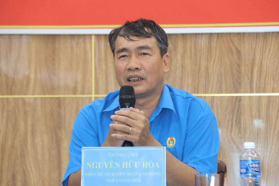 Ông Nguyễn Hữu Hòa - Phó Chủ tịch LĐLĐ tỉnh Khánh Hòa - trao đổi với cơ sở hoạt động công đoàn hiện nay. Ảnh: Phương Linh