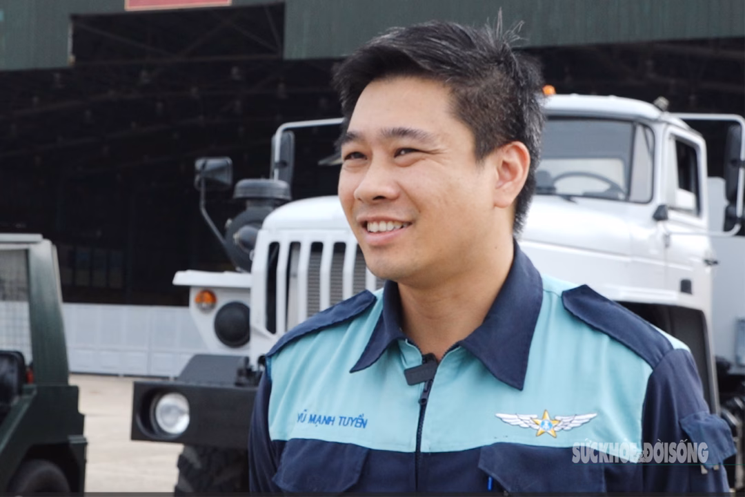 Không quân Việt Nam tái hiện đội hình máy bay vận tải trên bầu trời Hà Nội Trung tá Vũ Mạnh Tuyền: "Tôi từng tham gia diễu binh tại A70, dịp kỷ niệm 80 năm – lại một lần nữa được góp mặt, tôi cảm thấy vô cùng tự hào và xúc động. Đây là dấu ấn quan trọng không chỉ với bản thân tôi mà còn là niềm tự hào chung của tất cả cán bộ, chiến sĩ Lữ đoàn".