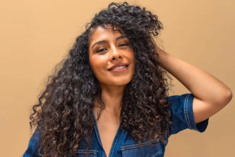 Kiểu tóc mây uốn xoăn: Phong cách hè giúp tôn lên kết cấu tóc tự nhiên