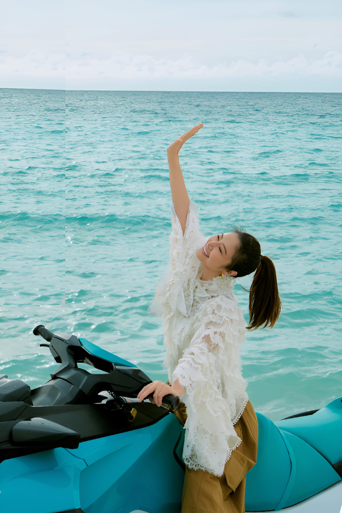 Lâm Tâm Như tuổi 49 khoe body ở Maldives Lâm Tâm Như thử lái mô tô nước và tỏ ra rất thích thú với trải nghiệm này.