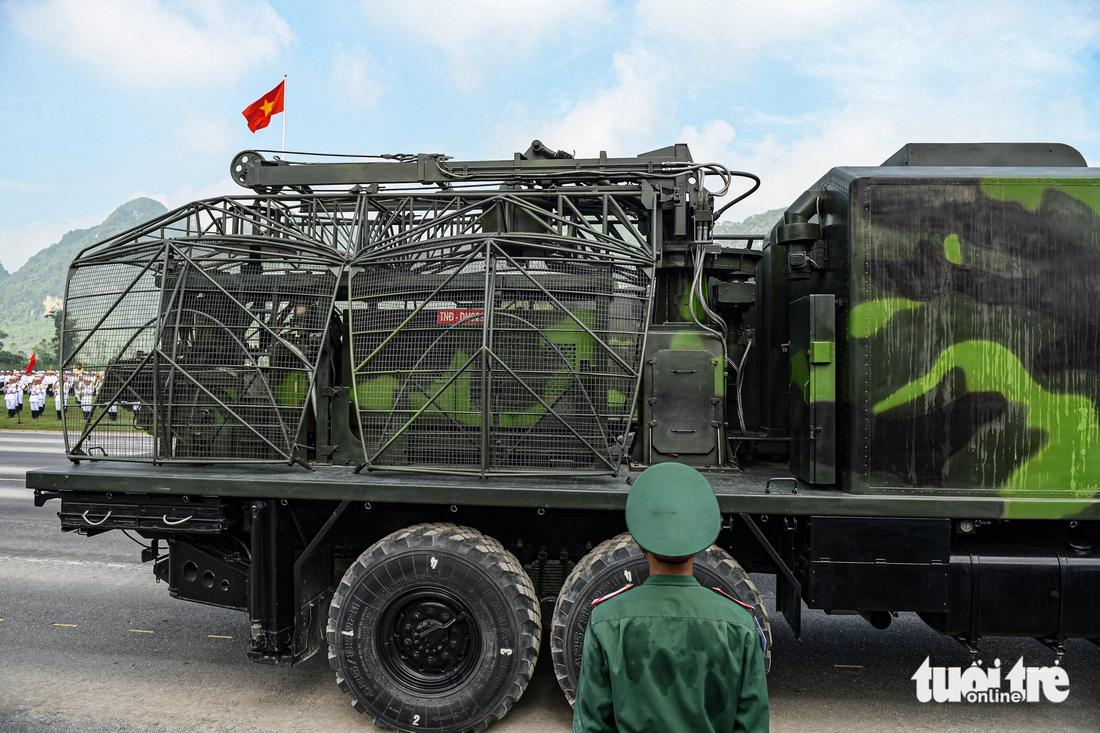 Lần đầu tiên hé lộ dàn khí tài siêu hiện đại trong lễ kỷ niệm 80 năm Quốc khánh Xe chở hệ thống ra đa của Việt Nam sản xuất - Ảnh: NAM TRẦN