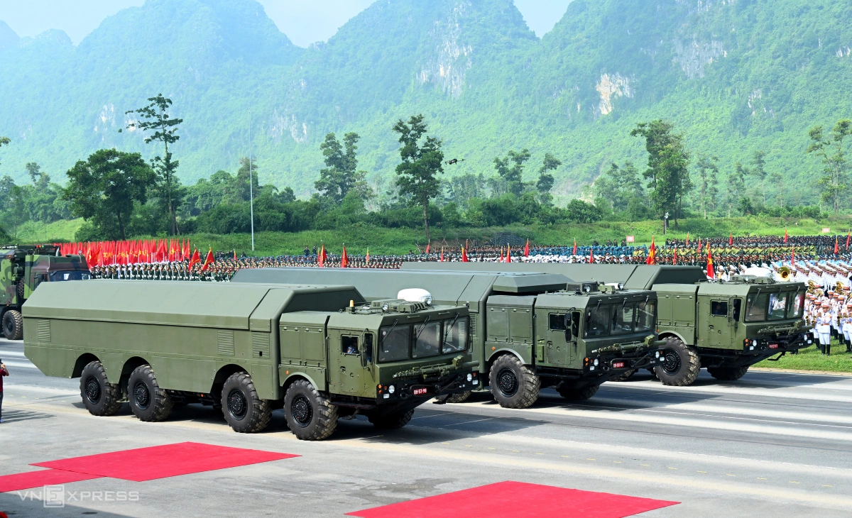 Tổ hợp tên lửa do Viettel sản xuất gồm nhiều loại từ xe chỉ huy, radar đến xe vận chuyển, xử lý thông tin...