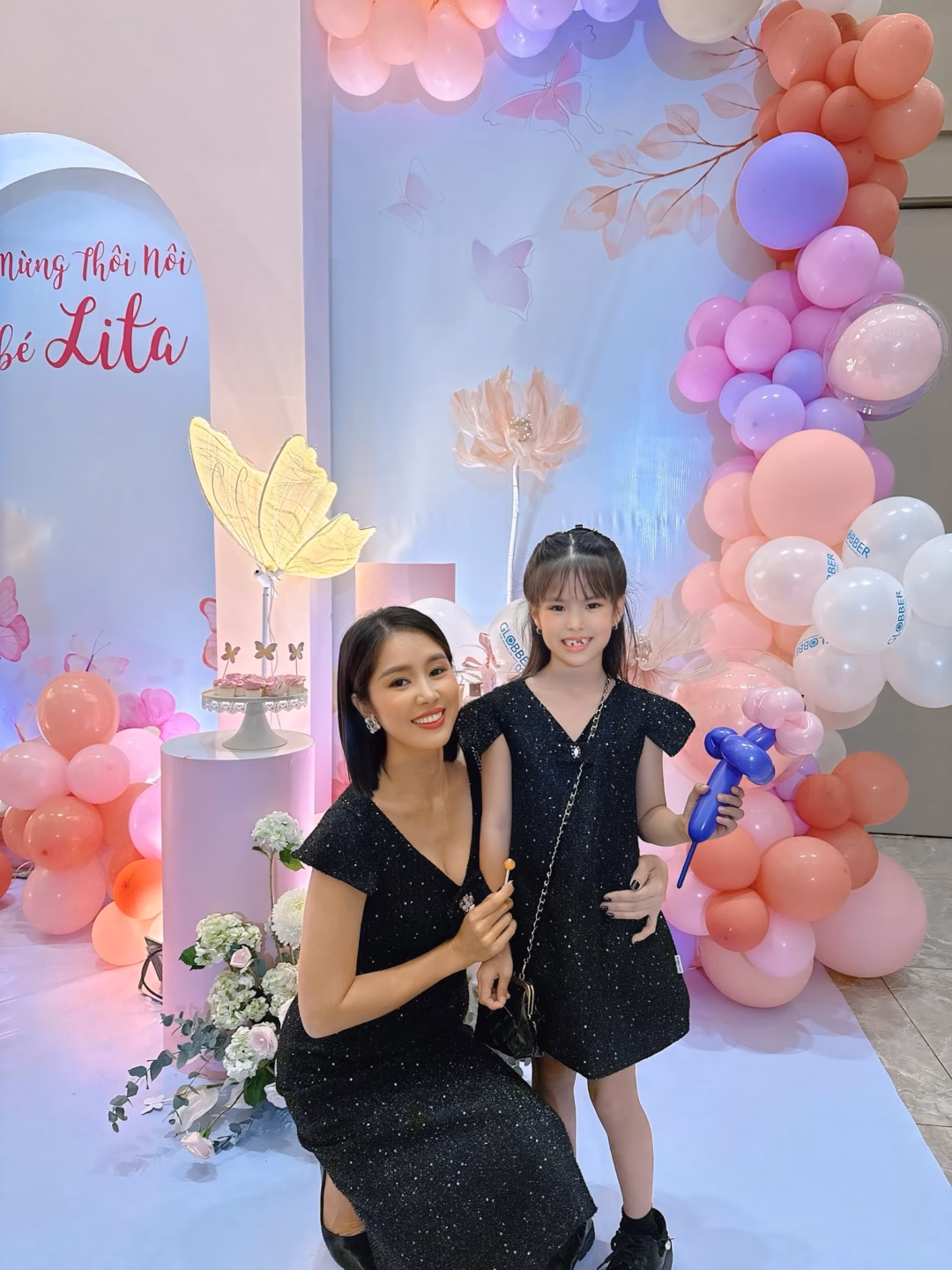 Lê Phương bất ngờ xuất hiện cùng con gái tại đám tiệc của bạn, khoảnh khắc gia đình hạnh phúc khiến dân tình rộn ràng Lê Phương đưa con gái dự tiệc, lời nhắn giản dị bất ngờ khiến khán giả xúc động nhớ đến Quý Bình- Ảnh 2.