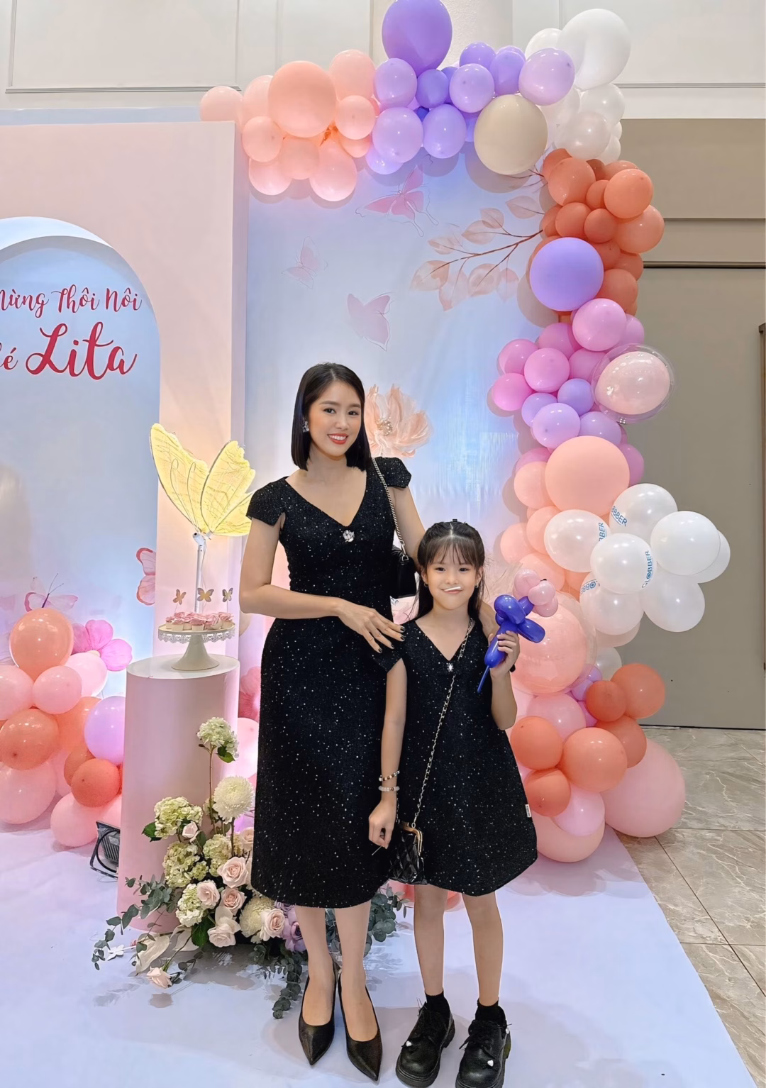 Lê Phương bất ngờ xuất hiện cùng con gái tại đám tiệc của bạn, khoảnh khắc gia đình hạnh phúc khiến dân tình rộn ràng Lê Phương đưa con gái dự tiệc, lời nhắn giản dị bất ngờ khiến khán giả xúc động nhớ đến Quý Bình- Ảnh 3.