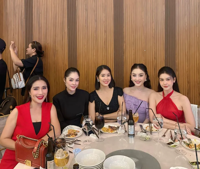 Lê Phương xúc động chúc mừng bạn thân Kha Ly trong ngày đặc biệt Lê Phương vui vẻ chụp hình với những đồng nghiệp trong giới showbiz. Ảnh: FBNV