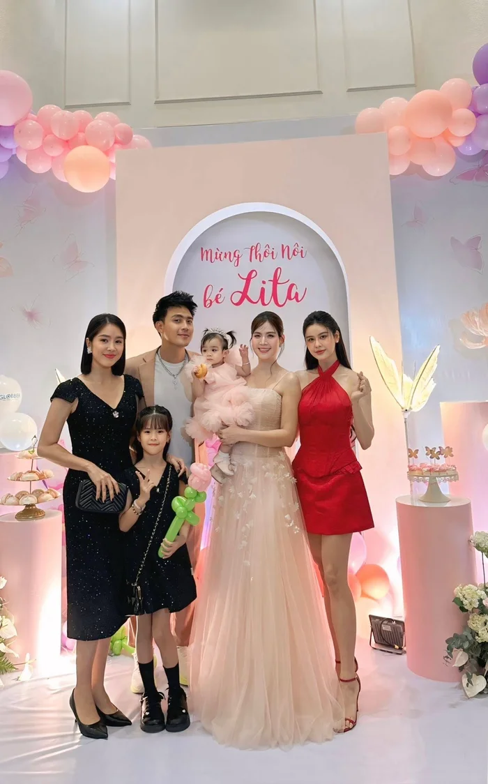 Lê Phương xúc động chúc mừng bạn thân Kha Ly trong ngày đặc biệt Lê Phương và con gái xúng xính đến dự tiệc thôi nôi ái nữ nhà Thanh Duy - Kha Ly. Ảnh: FBNV