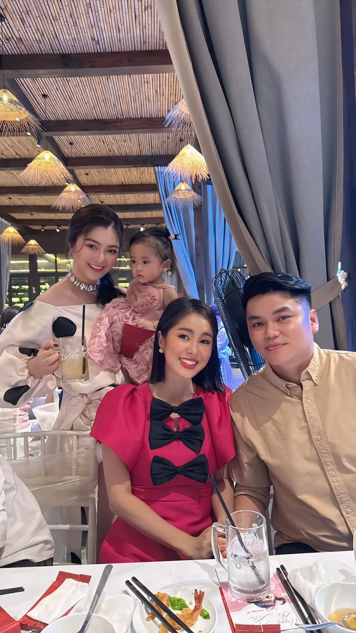 Lê Phương xúc động chúc mừng bạn thân Kha Ly trong ngày đặc biệt Vợ chồng Lê Phương dự tiệc thôi nôi con gái của Thanh Trúc. Ảnh: FBNV