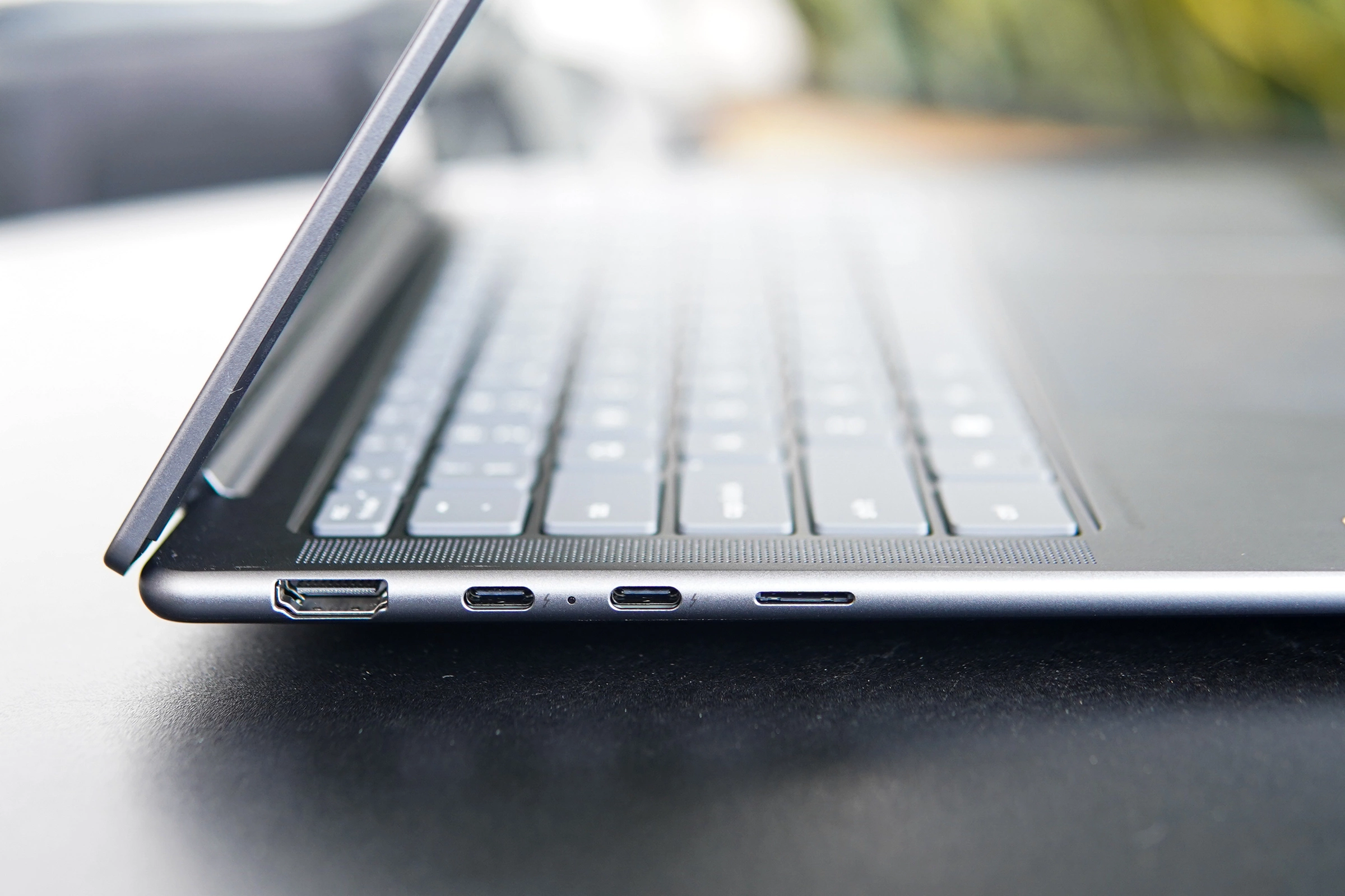 Lenovo ra mắt laptop Yoga Slim7i Aura Edition Gen10 giá 38 triệu đồng