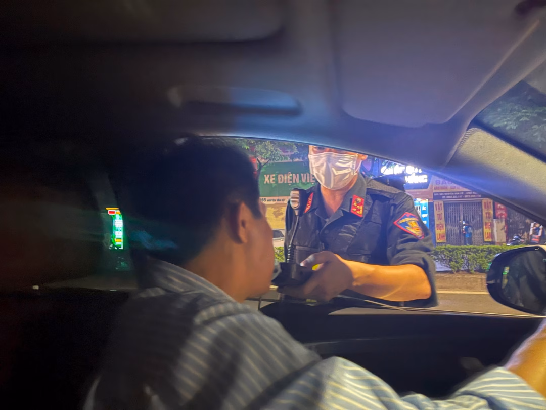 Loại bỏ ‘hung thần’ đường phố từ cải thiện đào tạo lái xe Kiểm tra nồng độ cồn của người lái xe. Ảnh: Thu Trang