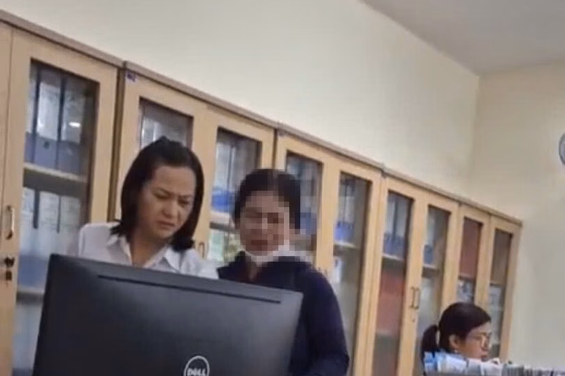 Lừa đảo mạo danh điện lực: Người dân mất trắng 1 tỷ đồng, cảnh báo chiêu thức cũ vẫn hiệu quả PV Báo Hà Tĩnh làm việc với ông Nguyễn Đình Hiếu - Đội trưởng Đội quản lý điện lực khu vực Thạch Hà.