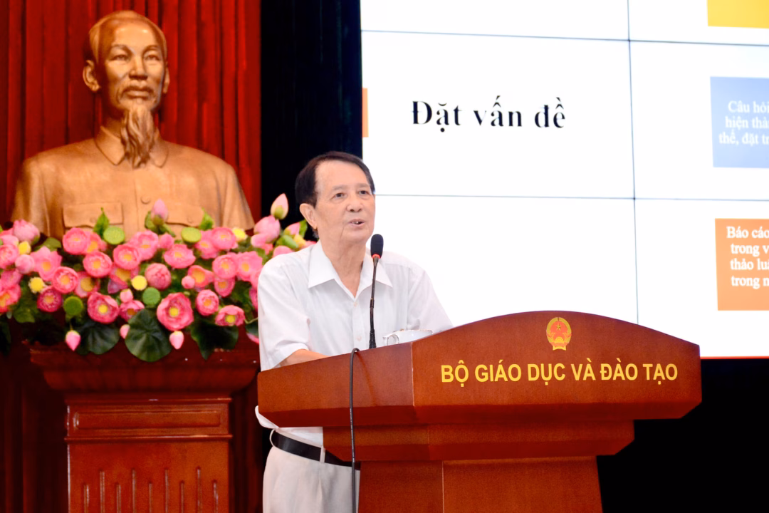 Tiến sĩ Khoa học Phạm Đỗ Nhật Tiến chia sẻ tại hội thảo.
