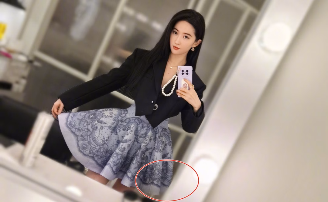 Để có eo thon dáng đẹp, Lưu Diệc Phi chỉnh ảnh đến méo cả đồ vật xung mặt, mặt nhọn hoắt