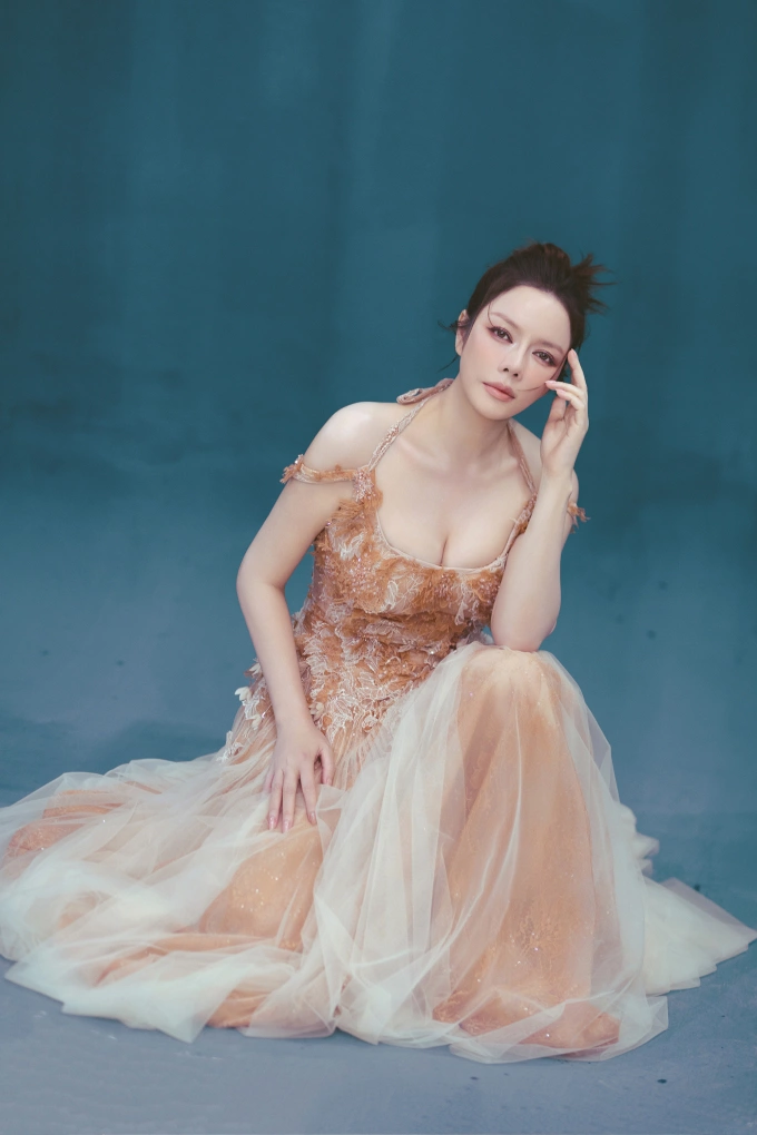 Lý Nhã Kỳ mừng sinh nhật 43 tuổi với bộ ảnh táo bạo Lý Nhã Kỳ muốn truyền cảm hứng độc lập, tự chủ đến đông đảo chị em phụ nữ. Cô luôn tin rằng phụ nữ có thể tự mình làm chủ cuộc đời, xây dựng hạnh phúc và không cần phải phụ thuộc vào bất kỳ ai.