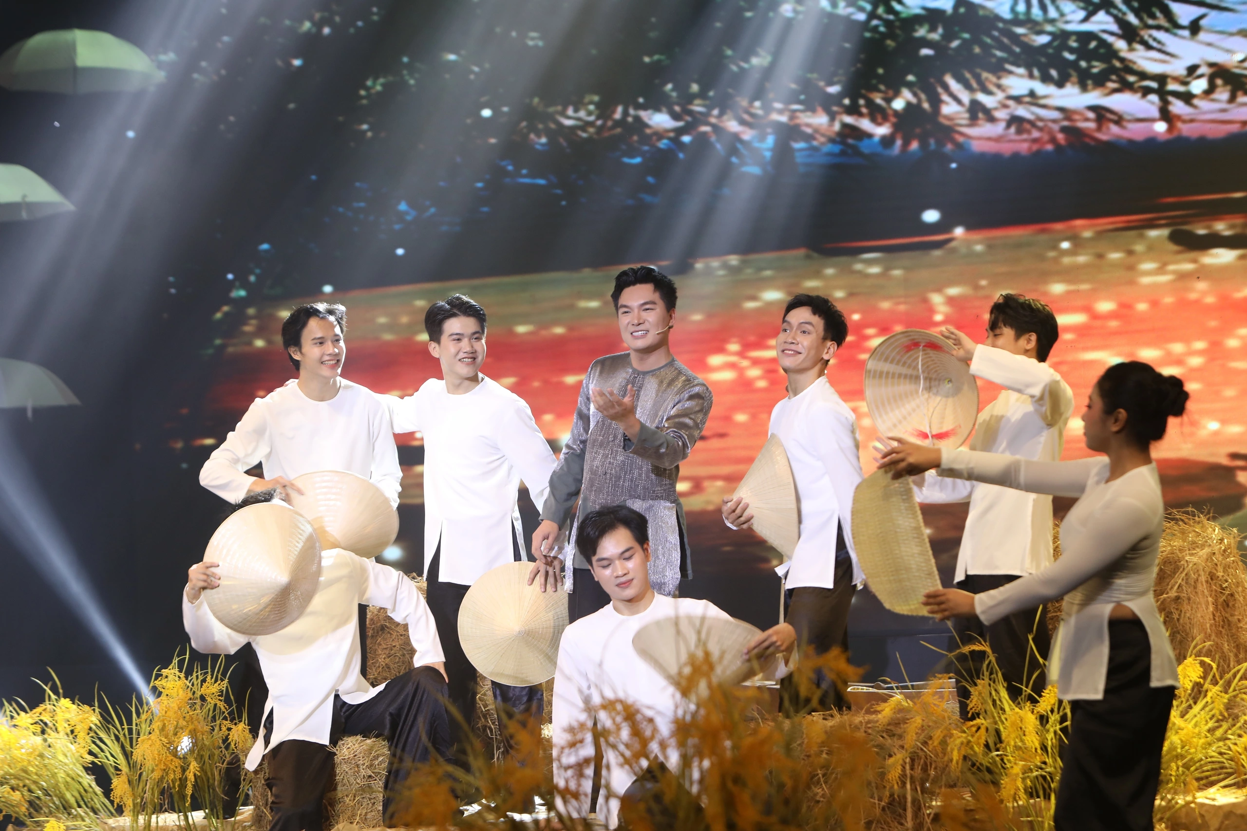 MC Quốc Trí debut trong Tình bolero: Đồng Tháp quê tôi, ước mơ cất cánh từ miền Tây Tiết mục mở màn của Quốc Trí tại Tình bolero 2025