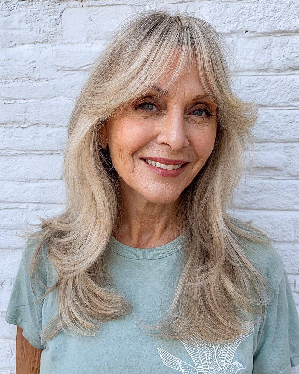 Mẹo chọn rèm tóc phù hợp với phụ nữ trên 70 tuổi Long blonde layers with butterfly curtain bangs for soft feathered texture on older women