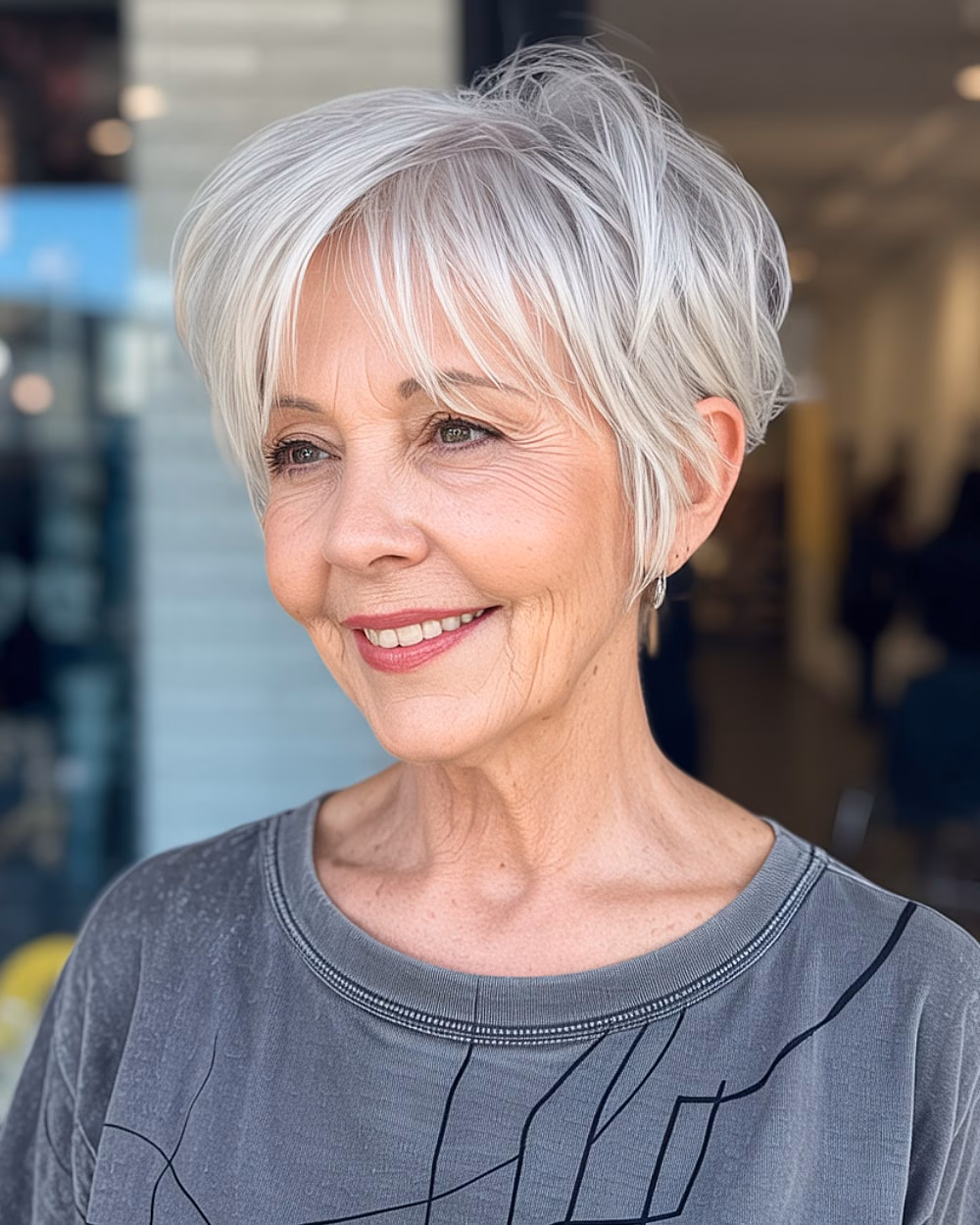 Mẹo chọn rèm tóc phù hợp với phụ nữ trên 70 tuổi Textured white pixie bob with curtain bangs for a light modern haircut over age 70