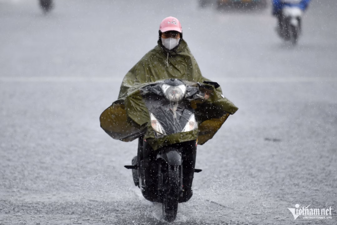 Mưa lớn ập về, Hà Nội và Bắc Bộ giảm nhiệt, cảnh báo lốc và gió giật mạnh