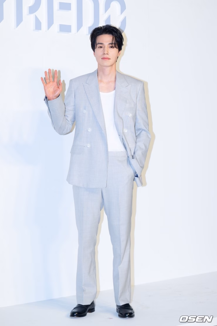 Mỹ nam Lee Dong Wook – Gương mặt điển trai 26 năm không góc chết Tờ MHN mô tả Lee Dong Wook khiến không gian sáng bừng khi xuất hiện ở sự kiện tại Seoul, Hàn Quốc, cuối tháng 3. Anh trung thành với công thức phối vừa năng động, vừa lịch lãm với áo thun, vest sáng màu. Ảnh: Osen
