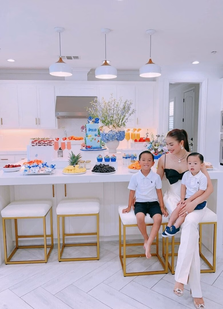 Mỹ nhân Việt lấy chồng ở Mỹ: Người sống sang chảnh, người chấp nhận yêu xa Phạm Hương hạ sinh 2 con trai tại Mỹ.