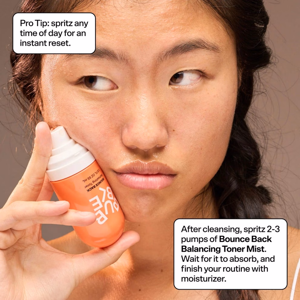 Mỹ phẩm đình đám: Bí quyết trị mụn, chăm sóc da hiệu quả Person applying Bounce Back Balancing Toner Mist on their face, with text instructions on usage and pro tip for instant refresh