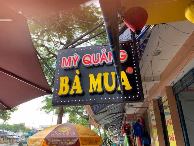 Mỳ Quảng Bà Mua – Món ăn đạt giá trị ẩm thực châu Á ở Đà Nẵng Mỳ Quảng Bà Mua được du khách và cả người dân địa phương yêu thích.